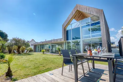 Image de Villa d'architecte, bord de plage, grand jardin par Groom*