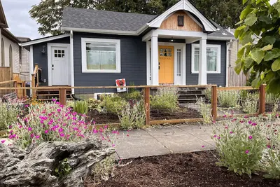 Image de Urban Fern Bungalow - steps to Food/Shops/Max