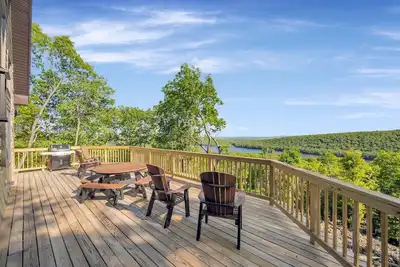 Image de Look Out Lodge, Near Jfbb with Spectacular Lake and Mountain Views!