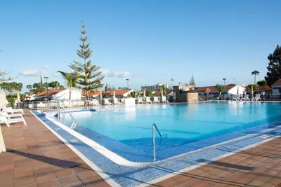Image de Maison de vacances 'Bungalow Atos' avec jardin privé, piscine partagée et Wi-Fi