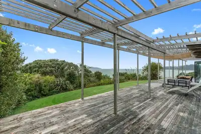 Image de The Langs - With stunning views, expansive entertaining areas inside and out and an unparalleled location once you are here you won't want to leave. Grab you friends and family or organise your corporate get together at this luxury beach-side retreat