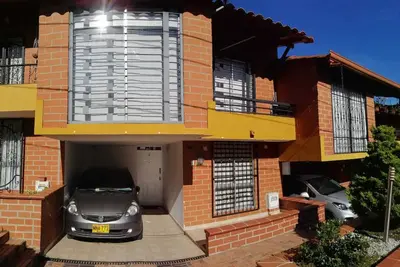 Image de Casa cerca al Aerpuerto y hospital San Vicente\nCozy House close to the Airport.