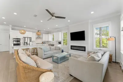 Image de 30a Seacrest - Beach, Pet Friendly, Pool, Slps 21, Golf Cart, 4 Bikes, Free Golf