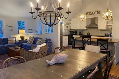 Image de 1 week left! ! - Spacious & Renovated Open Floor Plan - 2br Home with Central Ac
