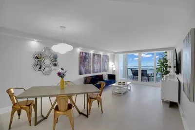 Image de Cloud Nine! Newly Renovated 2 Bedroom, Direct Water & Marina Views!
