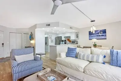 Newly Remodeled Jupitor Raquet Club- sleeps up to 4 people