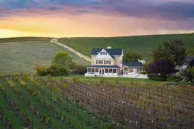 Image de Vineyard Retreat in a Stunning Vineyard Setting and Views, Hot Tub, and More