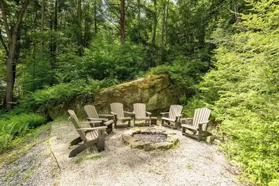 Image de Cozy Wooded Retreat w/ Hot Tub & Fire Pit