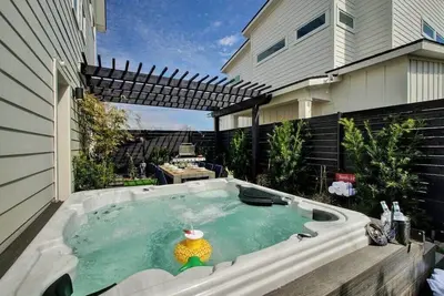 Image de Modern, Luxe Home | Hot Tub