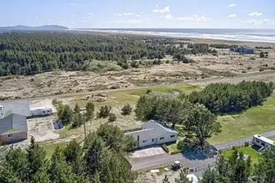 Image de Coastal Home on Edge of Town with Fire-pit & Private Beach Path. Dog Friendly!