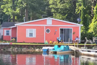 Image de Feel right at home! Traditional family cabin feel with a clean modern base.