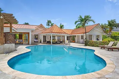 Image de Sunspot in Runaway Bay by Personal Villas - Beachfront Bliss! Private Pool