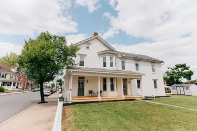 Image de Newly Renovated, Vintage Inspired, Large 4 Br Home