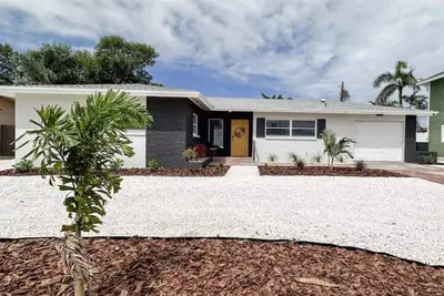 Image de Updated Cozy & Tropical Home / 2 Miles to Beach / Quiet Neighborhood