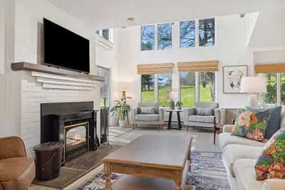 Image de Beautiful Golf Course Views, 3br | Coach Road 13b