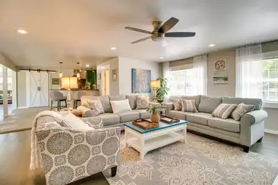 Image de Charming Mountain Home Retreat: Walk to Marina!
