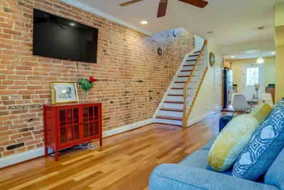 Image de 1 Mi to to M&T Bank Stadium: Home w/ Rooftop Patio