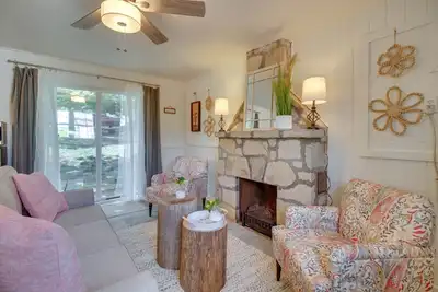Image de Cozy Mountain Home Cottage: Walk to Marina!