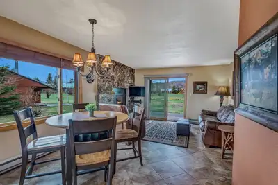 Image de Enjoy the patio, pickleball or tennis while the kids play at the playground!