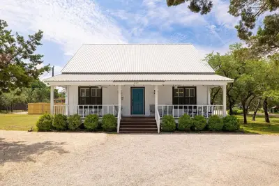 Image de New Hot Tub Walk Downtown Blanco River Access