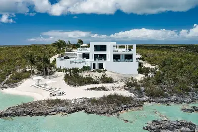 Image de Breathtaking private beachfront villa with unassailable views
