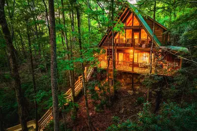 Image de Creekside Cabin. Recently renovated cabin hidden on a mountain next to a creek.