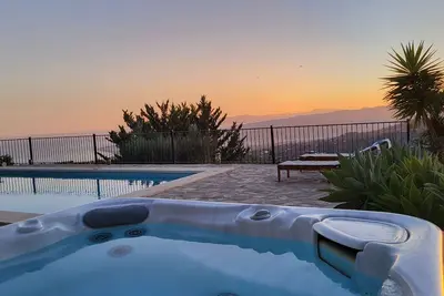 Image de Big Private pool + Jacuzzi breathtaking views of bay, Free Wifi short/long term