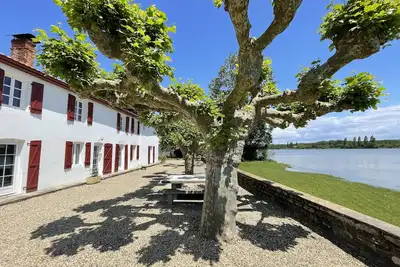 Image de Villa de Caractère Dans un Cadre Unique au Bord de Leau