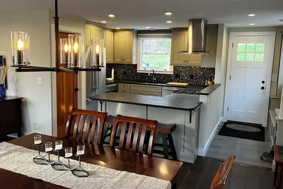 Image de Charming 2-bedroom Cottage in welcoming Woodstock with \"Chef's Kitchen\"
