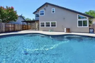 Image de Serene Retreat: W/ Waterfall Pool, Proximity to Shopping & Gastronomic Delights.