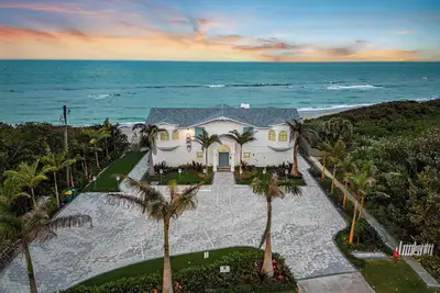 Image de Beachfront Oasis (whole house - 4 luxury condos)