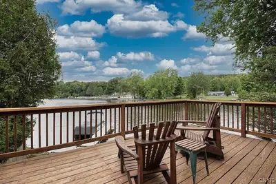Image de Stunning views from this lake house on the water