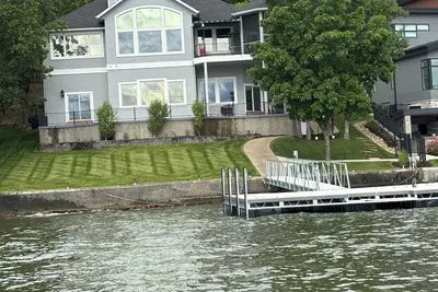 Image de Lakefront property w dock & amazing sunsets