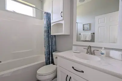 Image de Beautiful Family Home in the Heart of Pinecraft!