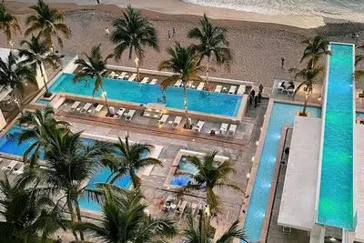 Image de Beach Front Condo with a Beautiful view of the bay!