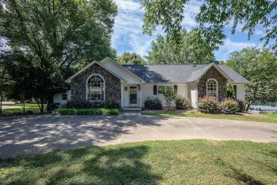 Image de Spacious Lakehouse, Arcade Games, Huge Flat Yard, Premium Linens Included!