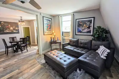 Image de Artsy Coastal Apartment