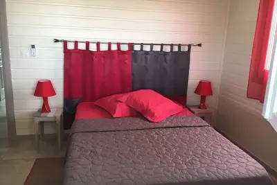 Image de Villa individuelle avec piscine située dans un environnement calme et pratique