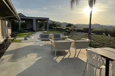 Image de Mid Century View Home in Calabasas