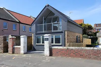 Image de Experience modern coastal living at its finest in this unique one-bedroom property. Sleeps 2.