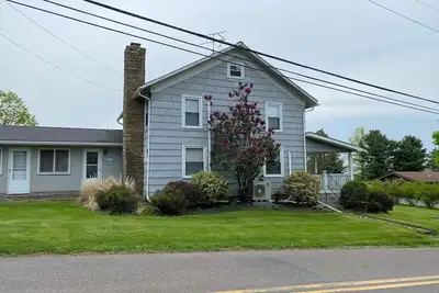 Image de Cozy updated house with gorgeous view near Eagles Mere Lake