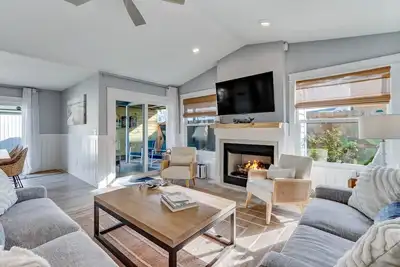 Image de Renovated Luxury Private Home | Short Walk to the Beach | Fenced Yard | Outdoor Shower