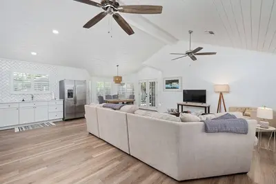Image de By The Bay - Beautiful Home Located a Block from Little Bay!