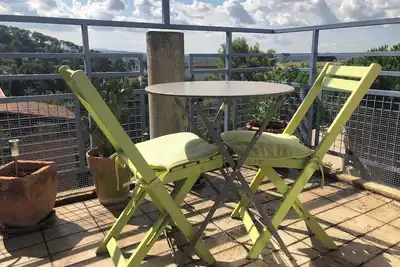 Image de T2 clair et ensoleillé, avec terrasse sans vis-à-vis et très belle vue dégagée.