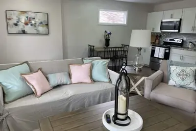 Image de Cozy bungalow w/ deck- 5 minutes from Riverfront