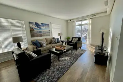 Image de Coastal Dreams -- Roomy 2-bedroom Apartment Nestled in Downtown Saugatuck