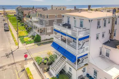 Image de Extraordinary 9 Bedroom Vacation Home - 1 block to the Beach