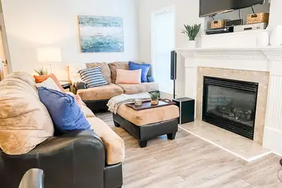 Image de Discover Your Home Away from Home: 3b/2b Condo