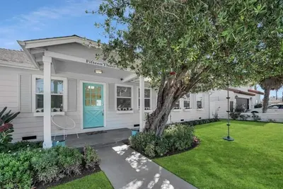 Image de Newport Heights Family Home. 4Bdrm/3- Full bath. Walking Distance to All