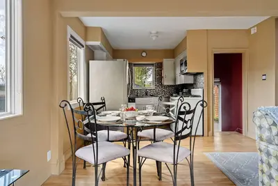 Image de Bungalow in Inglewood, Calgary, Near the Bow River